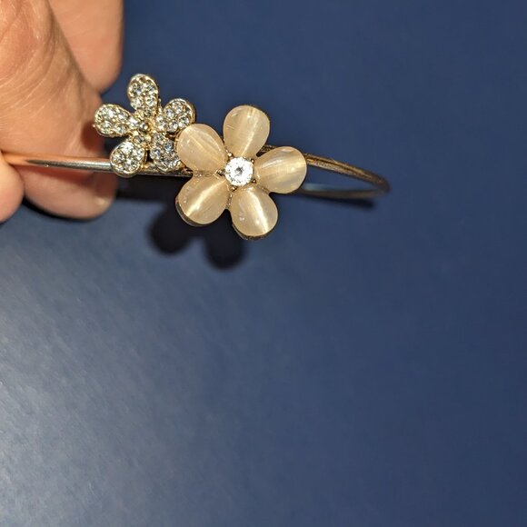 GOLD TONE FLOWER RHINESTONE CUFF FLEX BRACELET - nwot - Picture 2 of 2